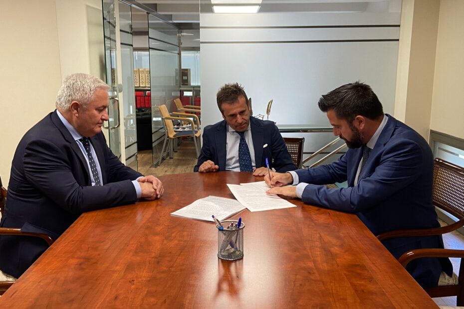 Foto de la firma del préstamo entre Zona Franca y Caja Rural para obtener un ahorro de 5 millones de euros en las arcas,