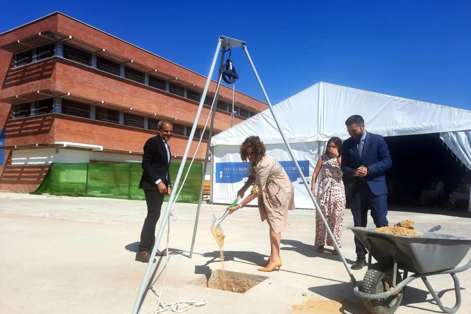 Primera piedra de la incubadora de Zona Base con la ministra Montero, el Subdelegado Pacheco y el Delegado de Zona Franca Cádiz, Fran González