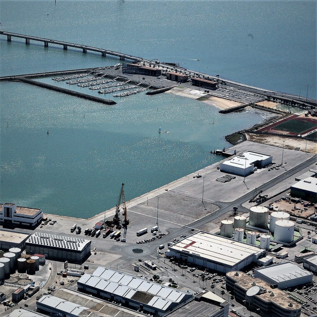 Oferta Pública de arrendamiento de dos parcelas situadas en el muelle de Ribera de la dársena de la Zona Franca OP 1/26